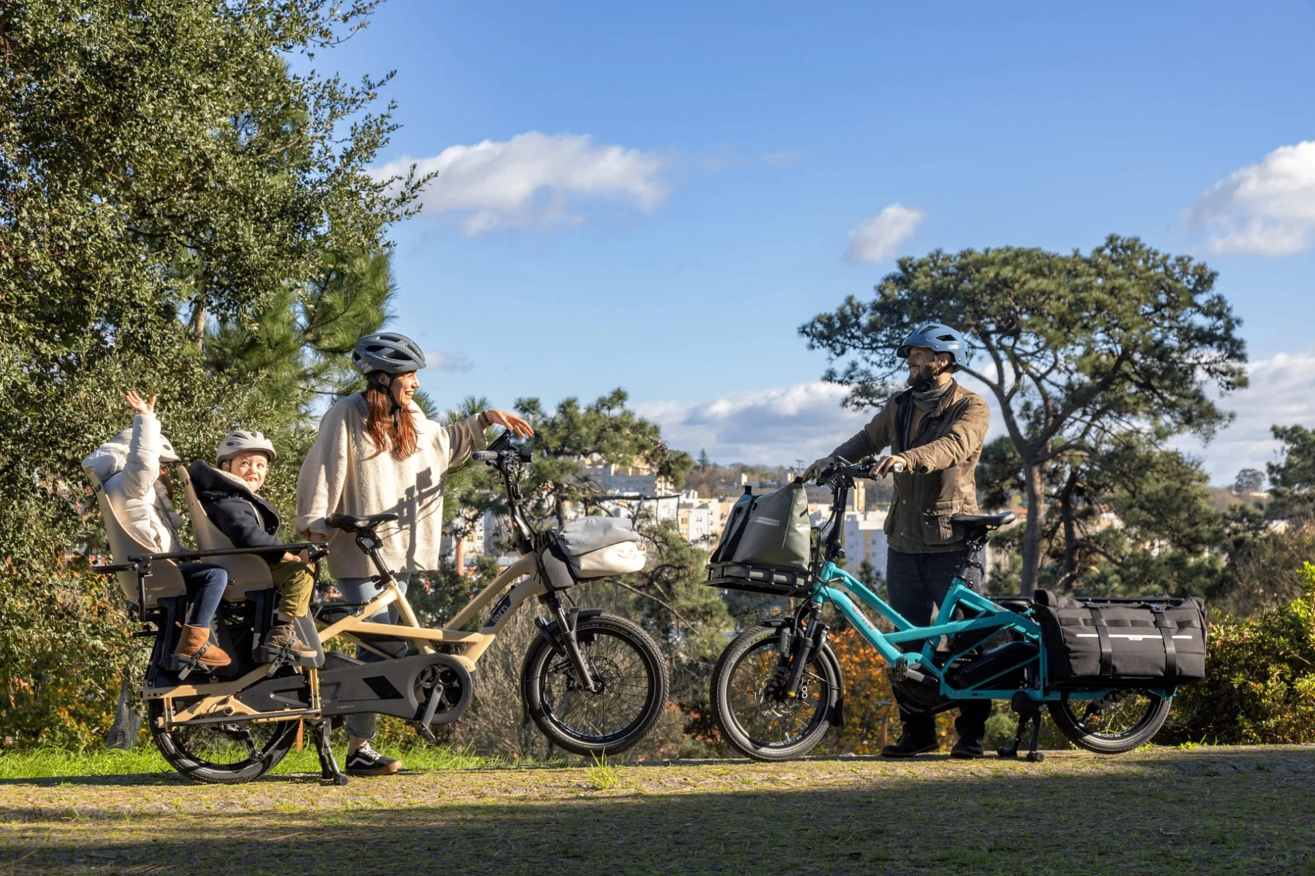 Famille à vélo électrique sur une route de campagne au coucher du soleil